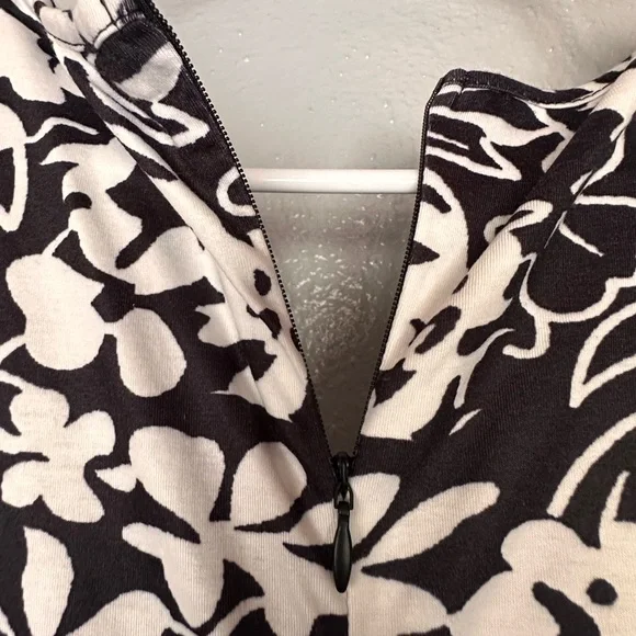 Chic Black and White Floral Jumpsuit - Picture 6 of 8